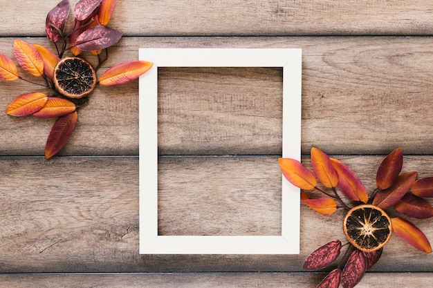 Vue de dessus des feuilles d&#39;automne avec cadre blanc