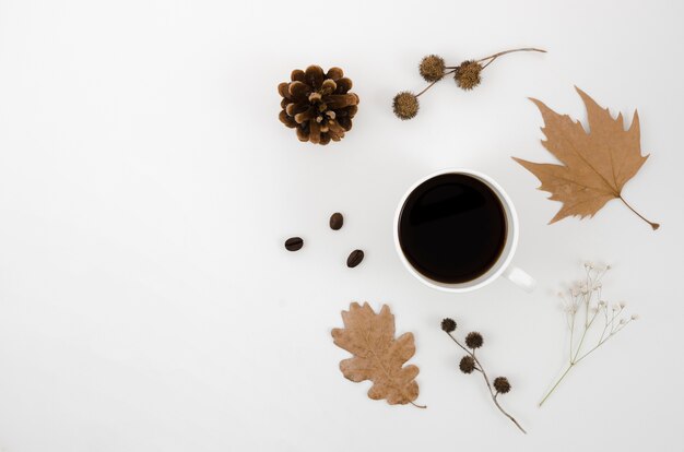 Vue de dessus des feuilles d&#39;automne avec café