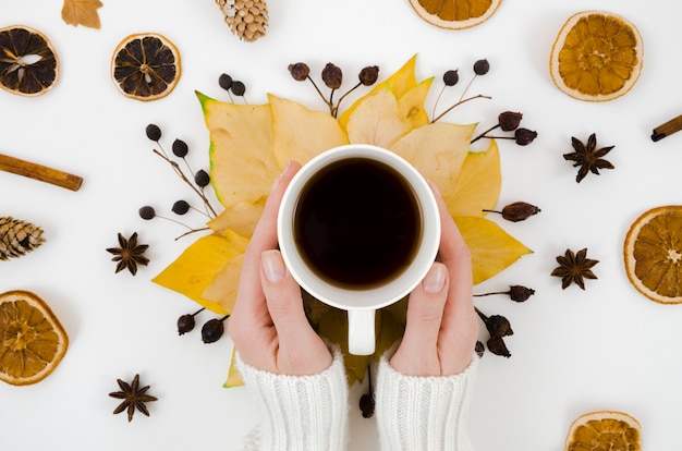 Photo gratuite vue de dessus des feuilles d'automne avec café
