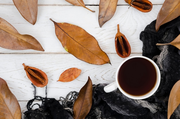 Vue de dessus des feuilles d&#39;automne avec café