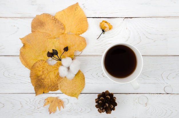 Photo gratuite vue de dessus des feuilles d'automne avec café