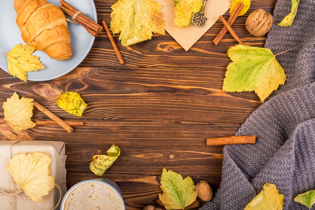 Vue de dessus des feuilles d'automne avec espace de copie