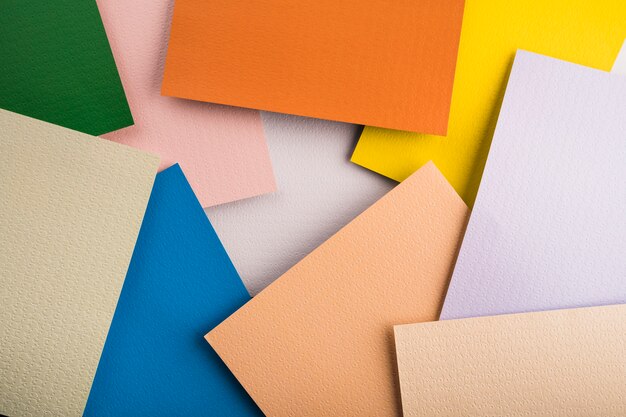 Vue de dessus des feuilles de papier colorées