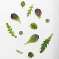 Photo gratuite vue de dessus des feuilles de salade fraîche sur la table