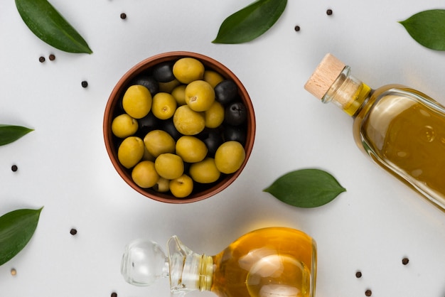 Vue de dessus des feuilles et variété d'olives