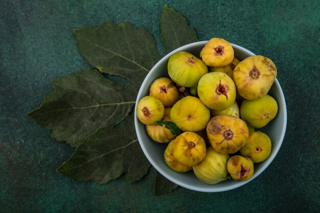 Vue de dessus figues dans un bol sur fond vert