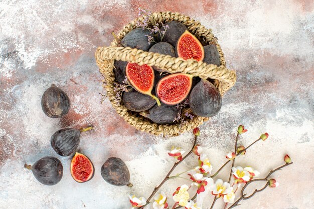 Vue de dessus figues figues branche de fleur d'abricot sur fond gris