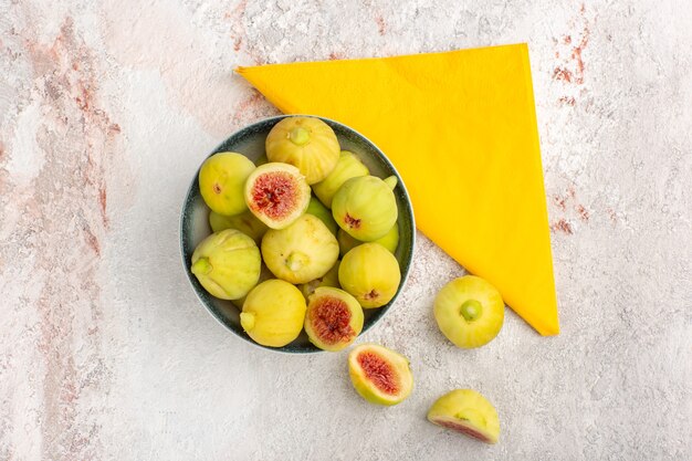 Vue de dessus figues fraîches fœtus sucrés à l'intérieur de la plaque sur la surface blanche claire