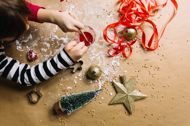 Vue de dessus de la fille avec des éléments de Noël