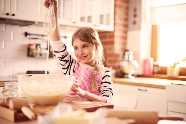 Vue de dessus de fille préparant la pâte