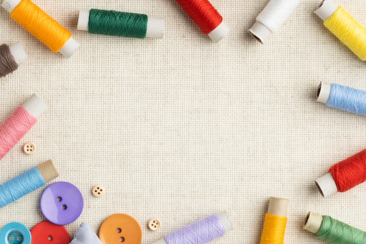 Photo gratuit vue de dessus des fils et des boutons colorés