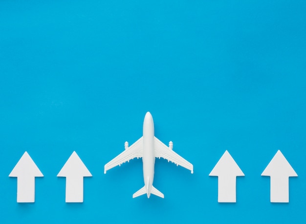 Photo gratuite vue de dessus des flèches et de l'avion pointant vers le haut