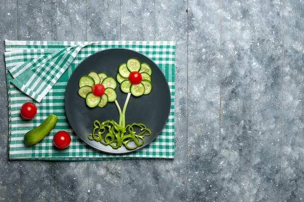 Vue de dessus fleur de concombre frais conçu salade sur sol gris salade repas de légumes nourriture santé