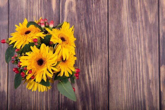 Vue de dessus des fleurs sur bois avec espace copie