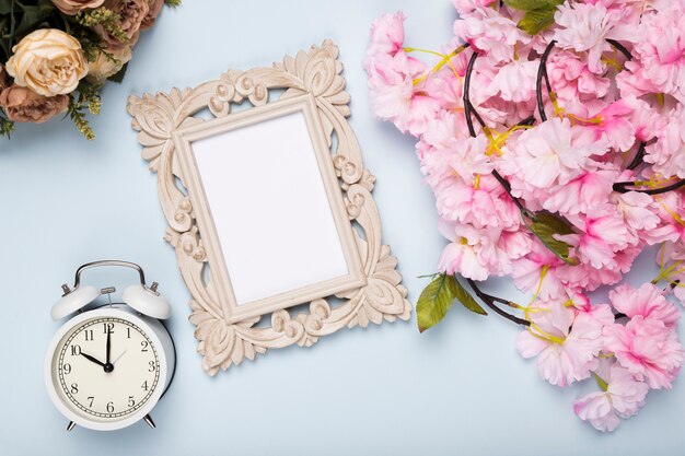 Vue de dessus des fleurs à côté de l'horloge et du cadre