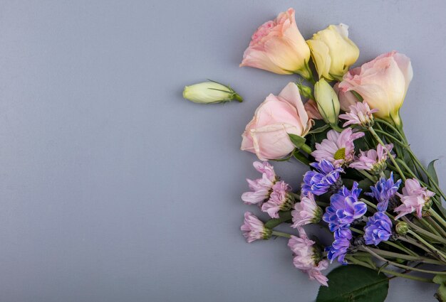 Vue de dessus des fleurs sur fond gris avec espace copie