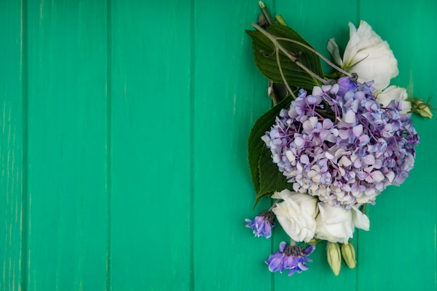 Vue de dessus des fleurs sur fond vert avec espace copie