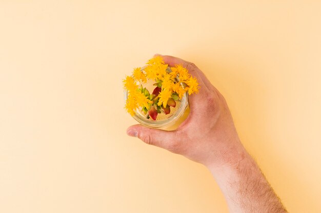 Vue de dessus des fleurs avec les mains