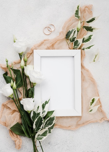 Photo gratuite vue de dessus des fleurs de mariage avec cadre