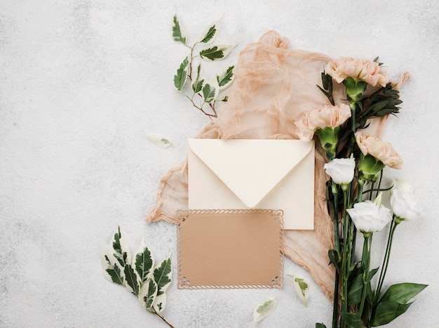 Photo gratuite vue de dessus des fleurs de mariage sur la table