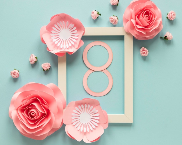 Photo gratuite vue de dessus des fleurs en papier avec cadre et date pour la journée de la femme