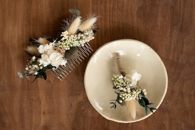 Vue de dessus fleurs séchées sur assiette