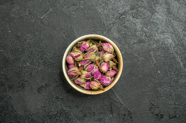 Vue de dessus des fleurs violettes à l'intérieur du pot sur fond noir