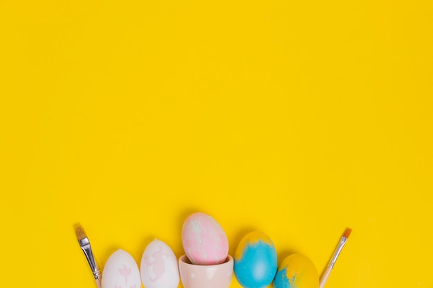 Photo gratuite vue de dessus sur fond de pâques avec fond