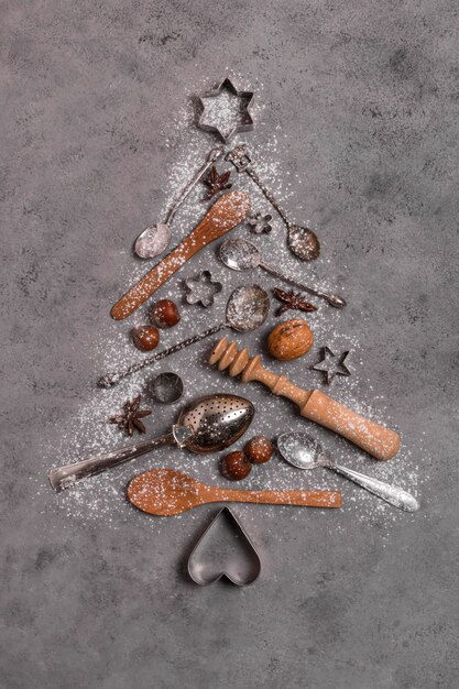 Vue de dessus de la forme d'arbre de Noël faite d'ustensiles de cuisine