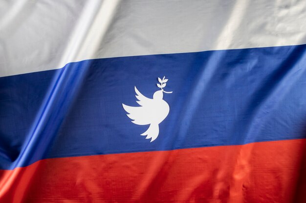 Vue de dessus en forme de colombe sur le drapeau russe
