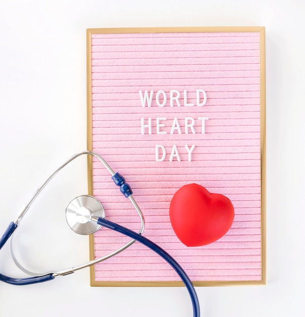 Photo gratuite vue de dessus de la forme du coeur pour la journée mondiale du cœur avec stéthoscope