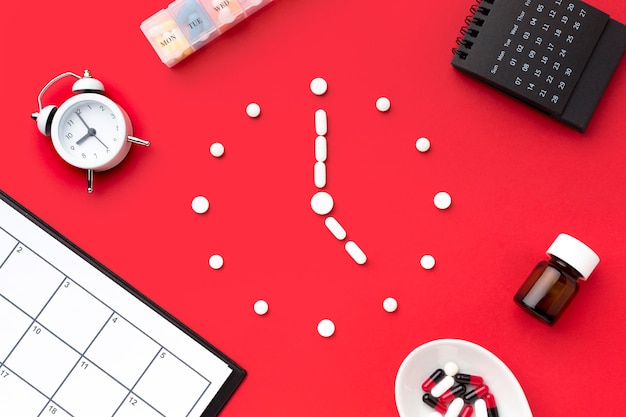 Des pilules qui forment une horloge, un calendrier et une petite horloge