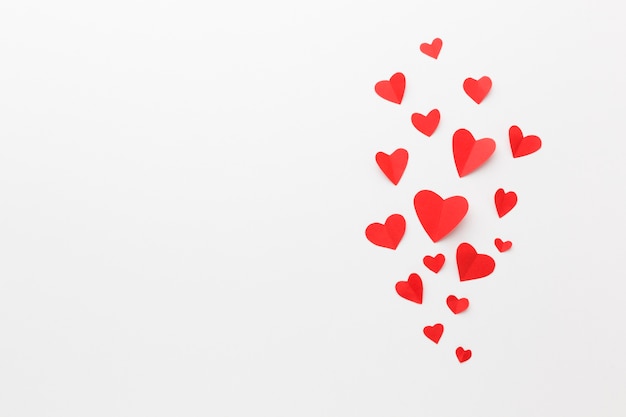 Vue de dessus des formes de coeur en papier pour la Saint-Valentin avec espace copie