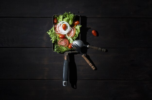 Vue de dessus fourchette et une cuillère avec une salade savoureuse