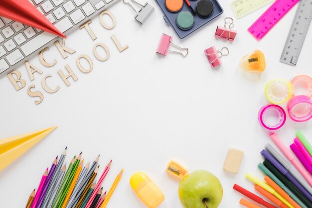 Vue de dessus des fournitures scolaires et du clavier