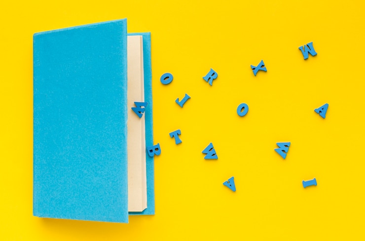 Photo gratuit vue de dessus des fournitures scolaires avec des lettres et un livre