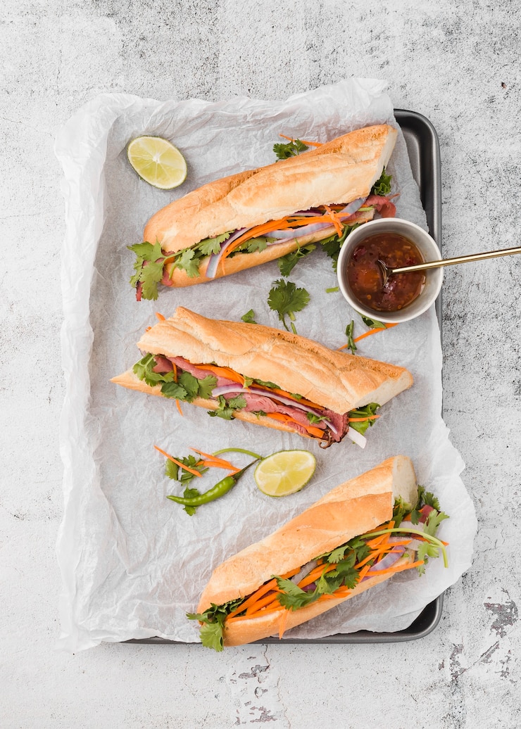 Photo gratuit vue dessus, de, frais, sandwichs, sur, plateau