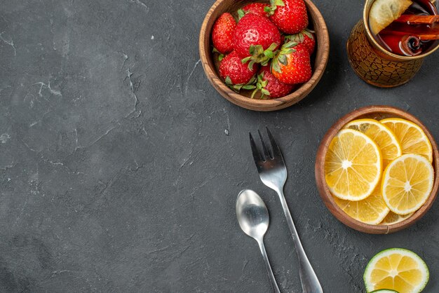 Vue de dessus fraises et citrons de fruits frais sur la surface grise