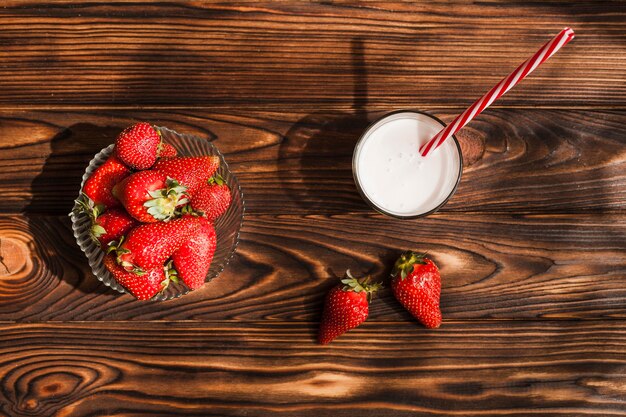 Vue de dessus des fraises sur fond de bois