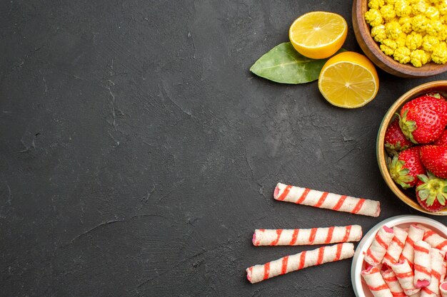 Vue de dessus fraises fraîches avec des bonbons