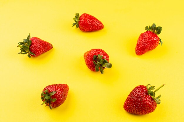 Vue de dessus des fraises isolées sur le fond jaune