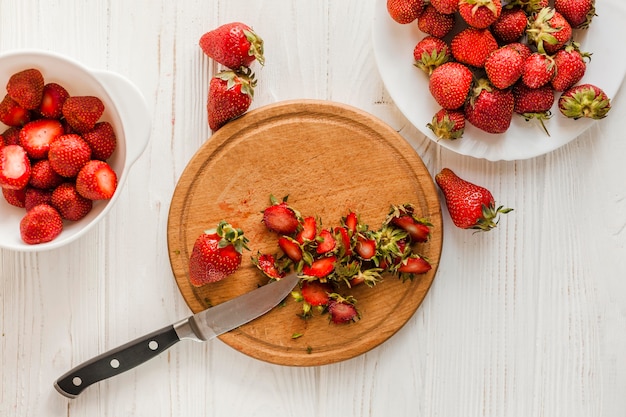 Vue de dessus des fraises sur planche de bois