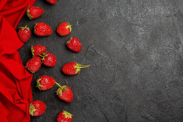 Vue de dessus fraises rouges fraîches sur table noire fruits baies mûres