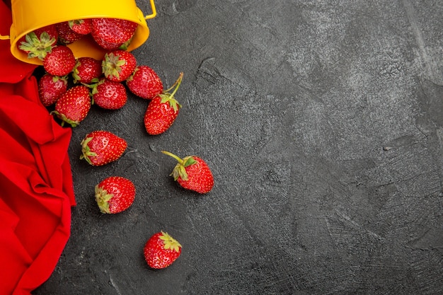 Photo gratuite vue de dessus fraises rouges fraîches sur la table noire mûres baies de fruits