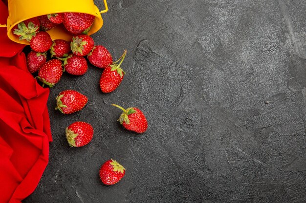 Vue de dessus fraises rouges fraîches sur la table noire mûres baies de fruits