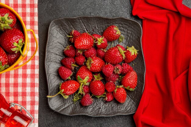 Vue de dessus fraises rouges fraîches sur la table sombre couleur fruit framboise berry