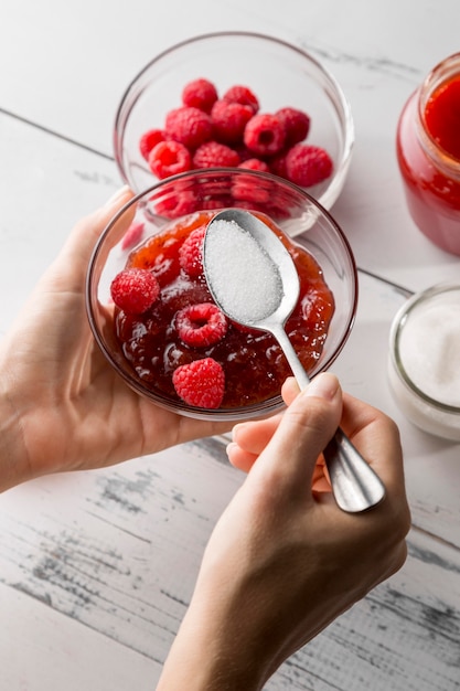 Photo gratuite vue de dessus des framboises dans des bols en verre