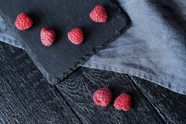 Vue de dessus des framboises fraîches