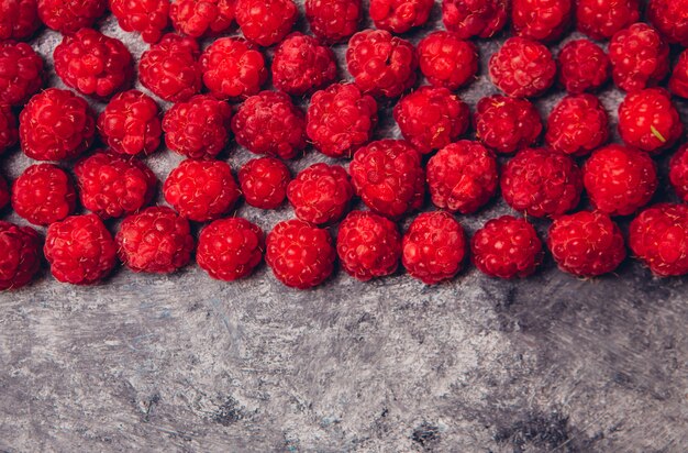 Vue de dessus de framboises rouges sur une table gris foncé