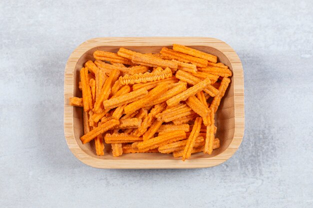 Vue de dessus des frites croustillantes dans un bol en bois.